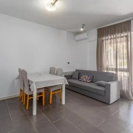 Apartments With A Parking Space Novigrad - 7135 Apartment Novigrad (Istria)