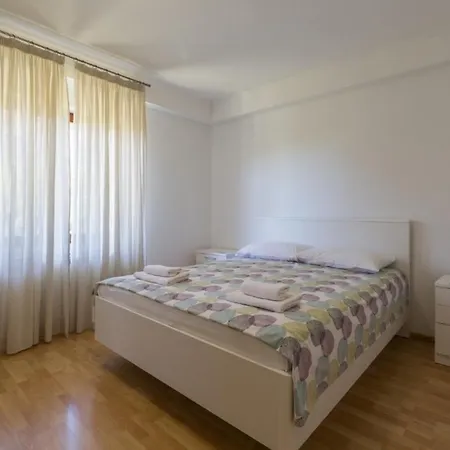 Apartments With A Parking Space Novigrad - 7135